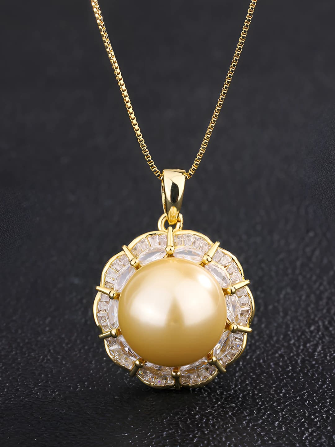 Yellow gold pendant