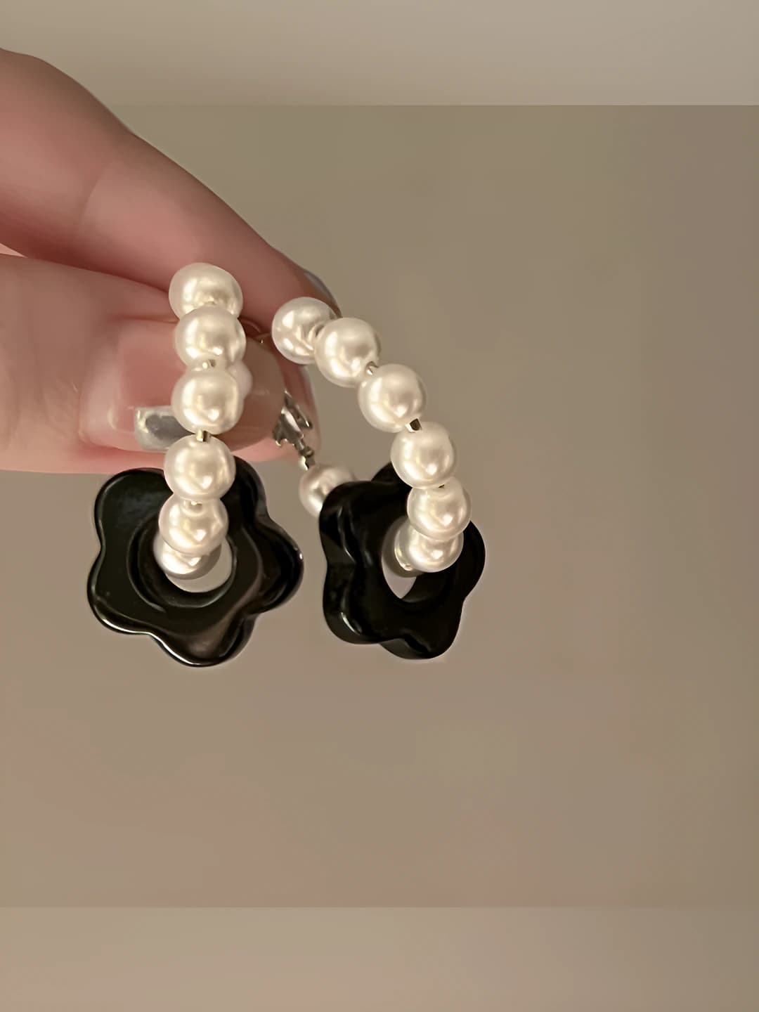 Women's retro French-style round earrings with black flowers and pearls under 3mm