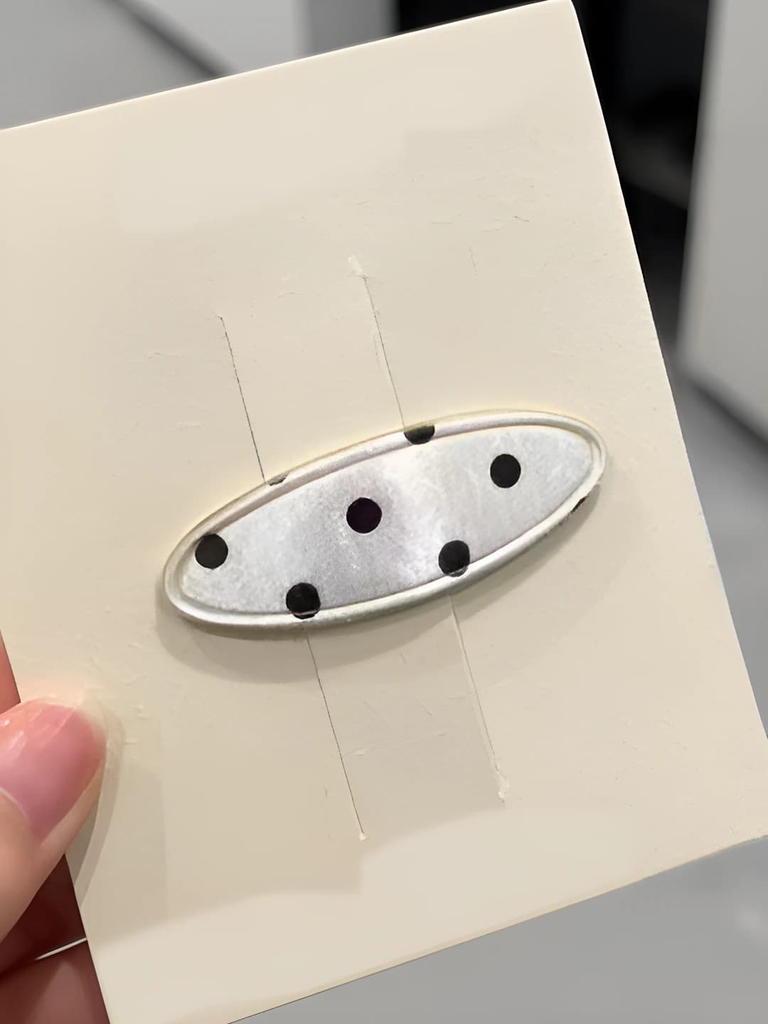 White-black dots, oval BB clip, 5.8 cm