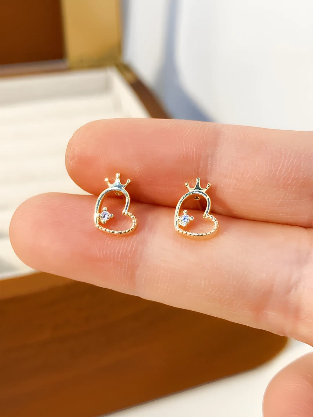 Women's heart crown zircon stud earrings, simple design in cartoon style