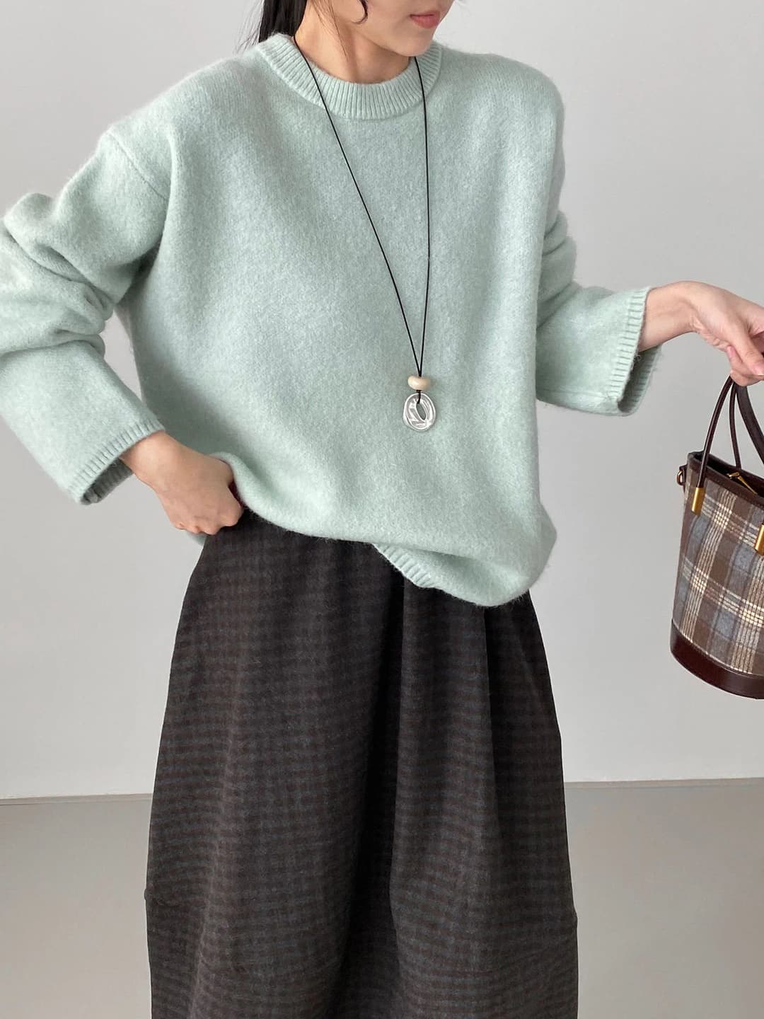 Women's knit sweater, soft, crew neck, long sleeve, solid colour, loose fit, casual style