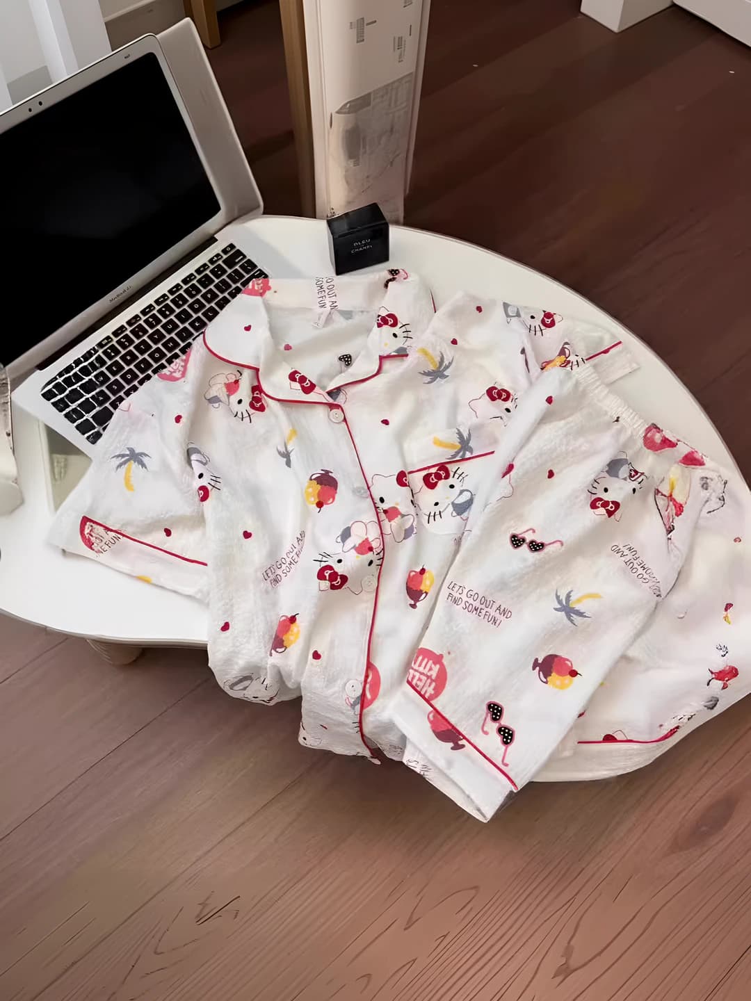 Ayollar uchun yozgi pijama to'plami: kalta yengli ko'ylak va shorti, polyester, o'rta qalinlik, uy kiyimi