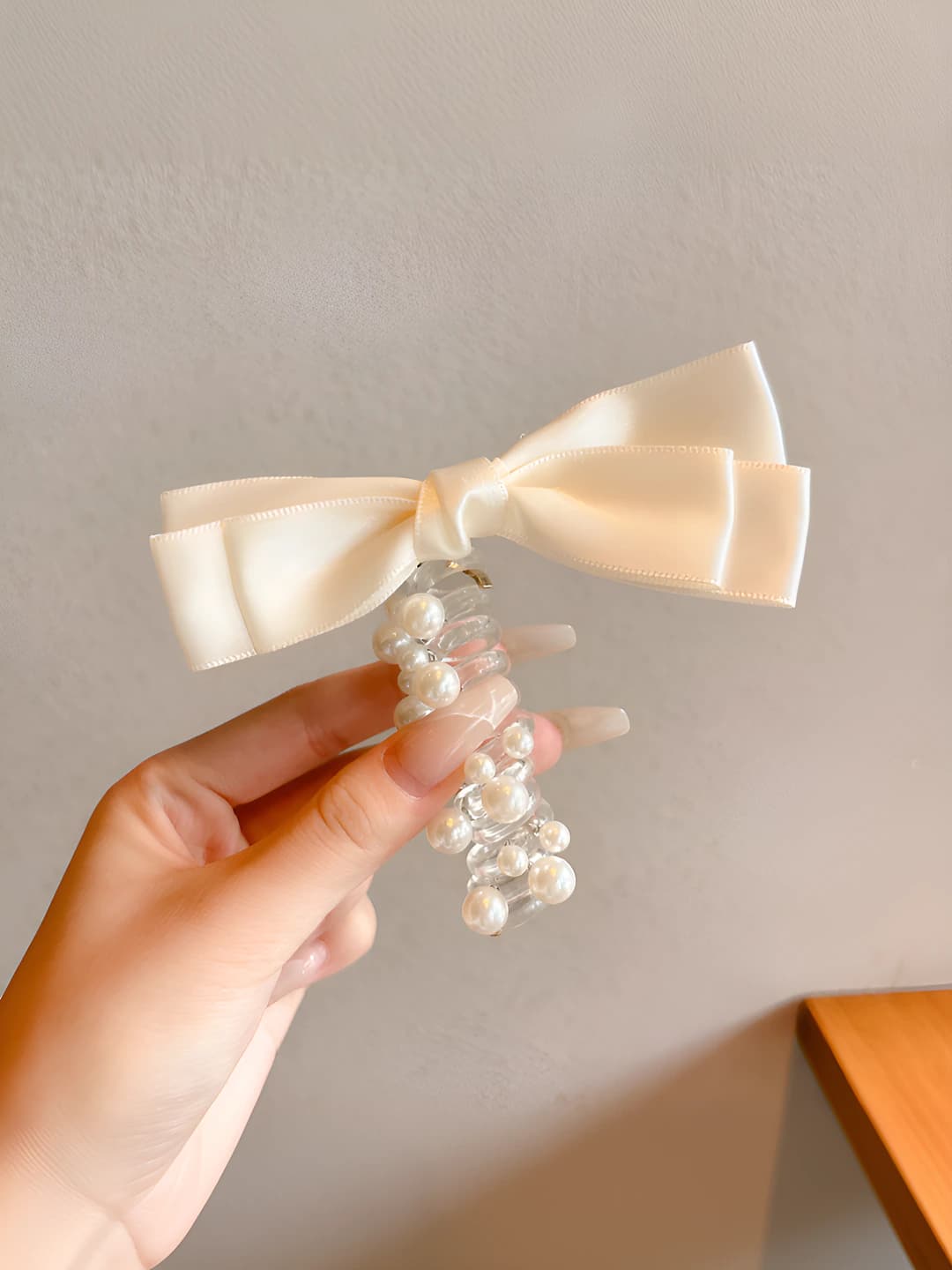 Off-white 3-layer bow, white pearls