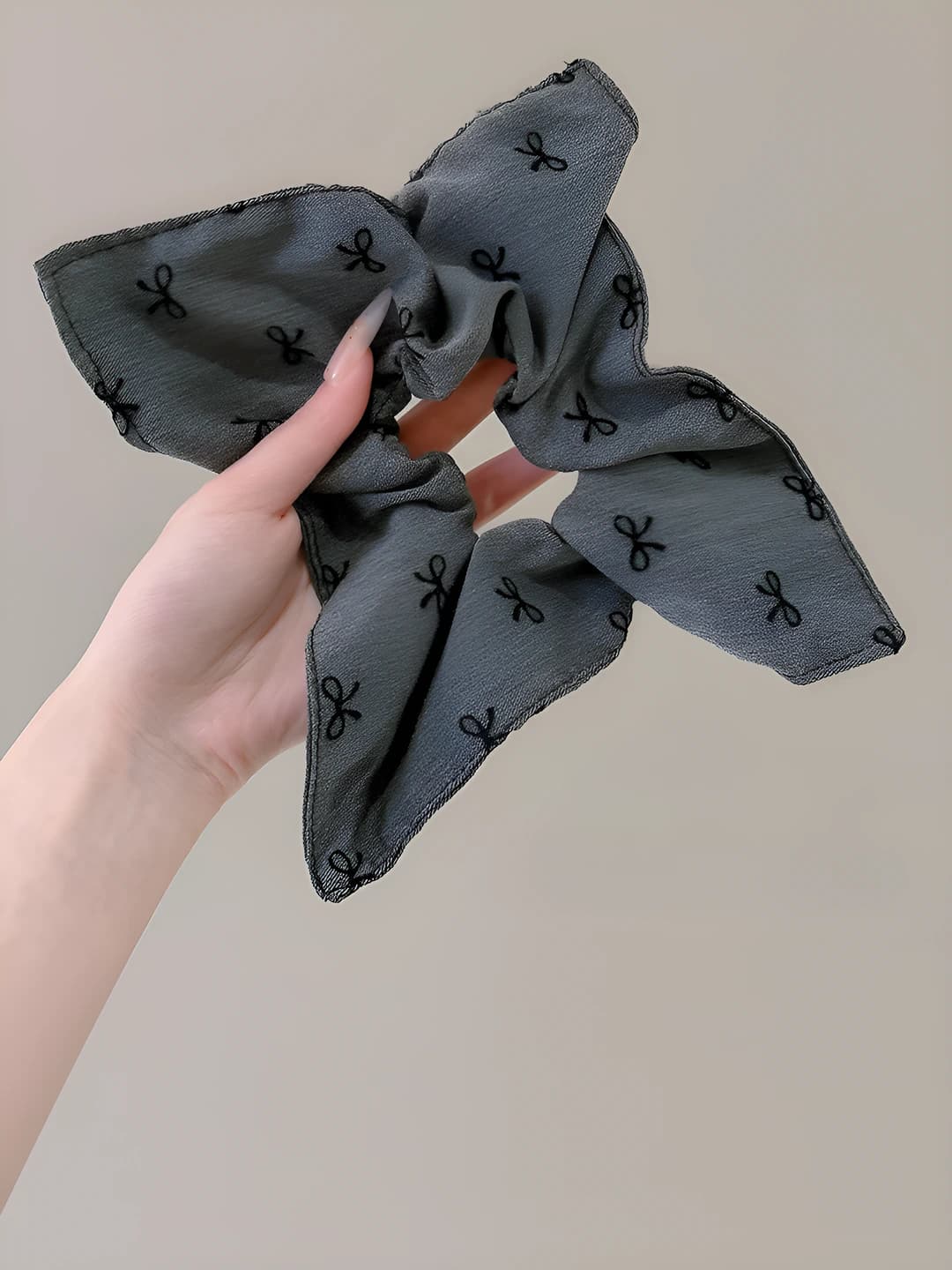Grey bow square 22 cm