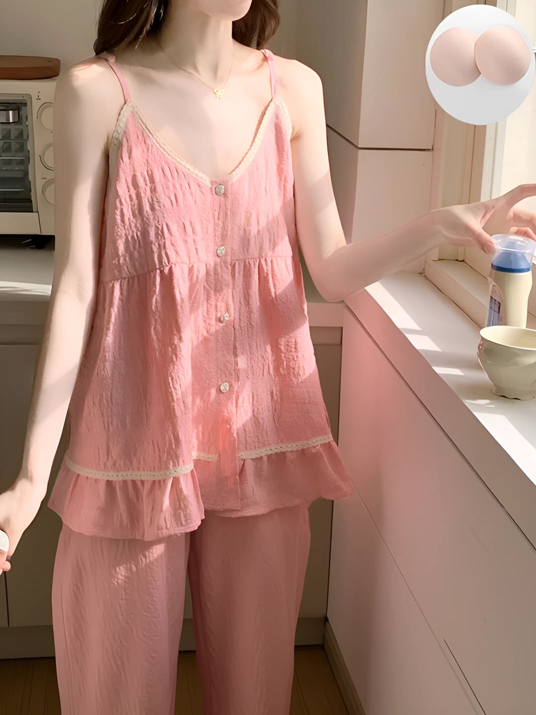 Ayollar uchun yozgi pijama to'plami: yengsiz mayka va shorti, ichida ko'krak podi bor, pushti, shirin va yoqimli uslub, kundalik uy kiyimi