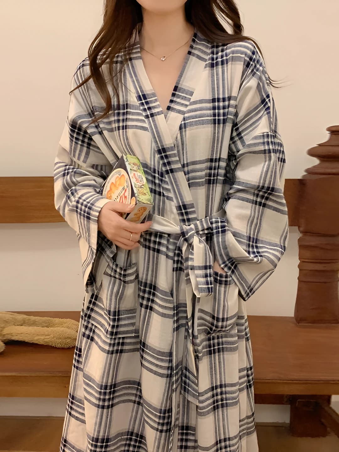 Ayollar uchun uy uchun xalat: kuzgi, uzun yengli, V-yoqali, yupqa, bo'sh (oversize) kesim, minimalistik kundalik uslubdagi uy kiyimi