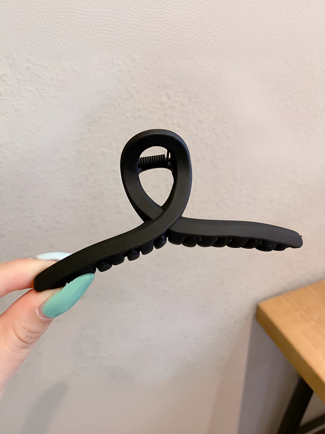 Black Y-shaped clip 11 cm