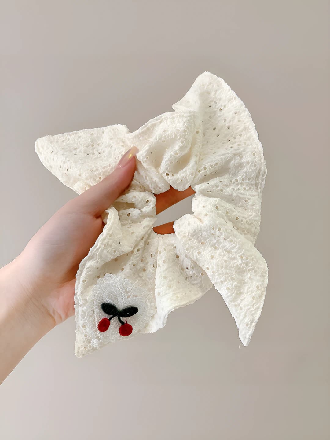 Белый с сердцем и вишней, 12 см