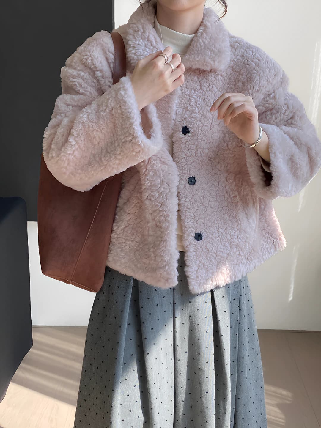 Ayollar uchun issiq saqlaydigan qaytarma yoqali, bo'sh (oversize) kesimli, bir rangli, uzun yengli, qo'zi po'stidan qilingan dublyonka
