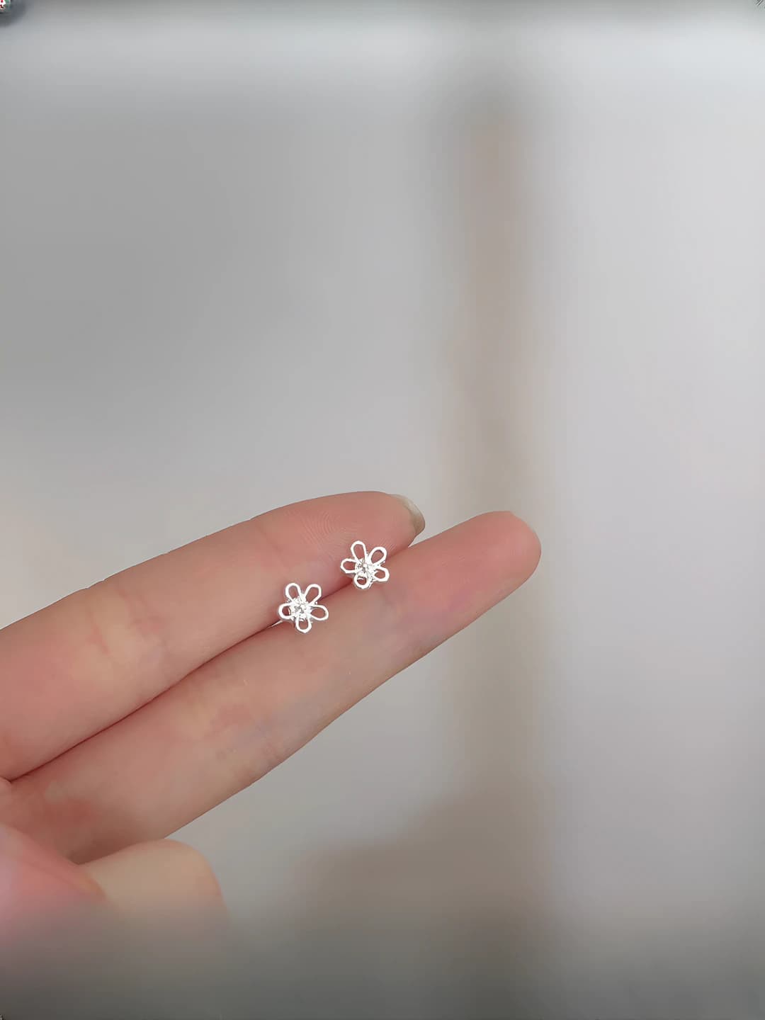 26# Small stud - Cut-out small flower