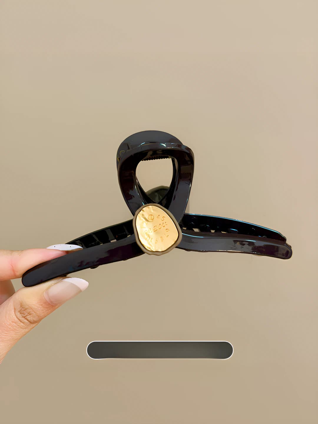 Large irregular claw clip