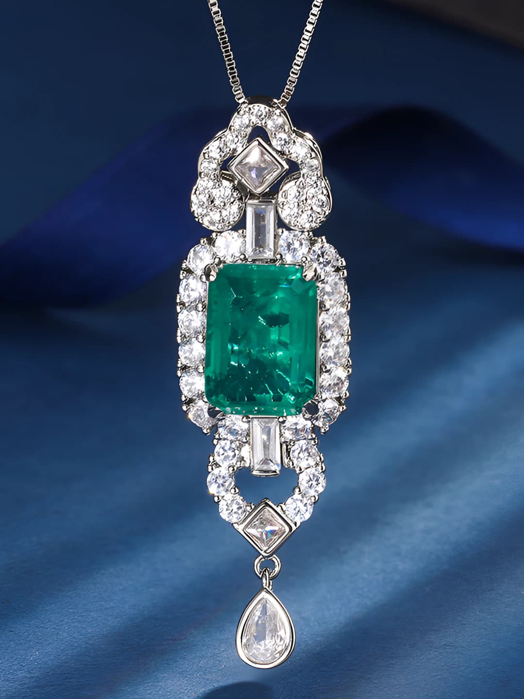 Emerald pendant with chain