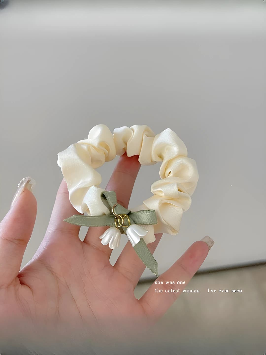 1# Beige floral bow