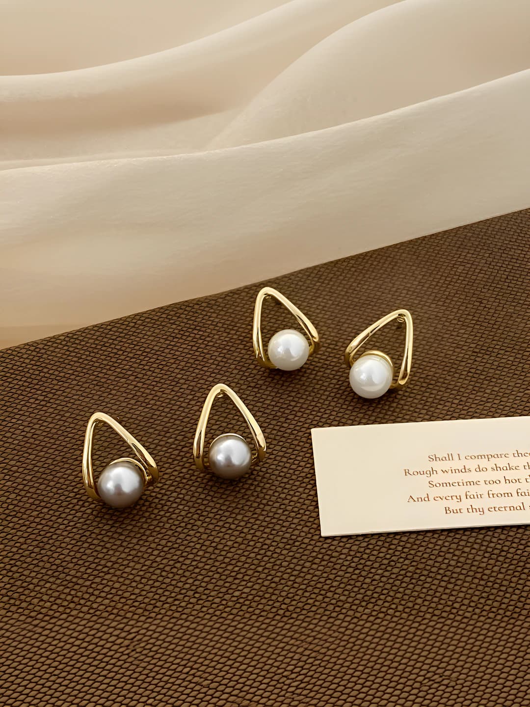 Ayollar uchun perla oqizli U-shakl geometrik dizayn elementi earringlar