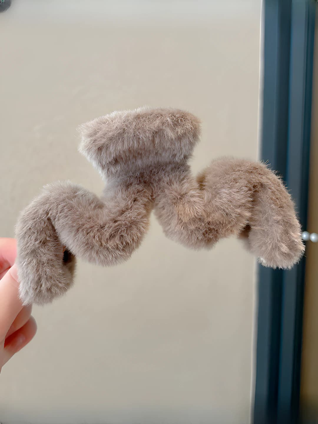 Dark coffee-grey wavy clip (approx 15 cm)
