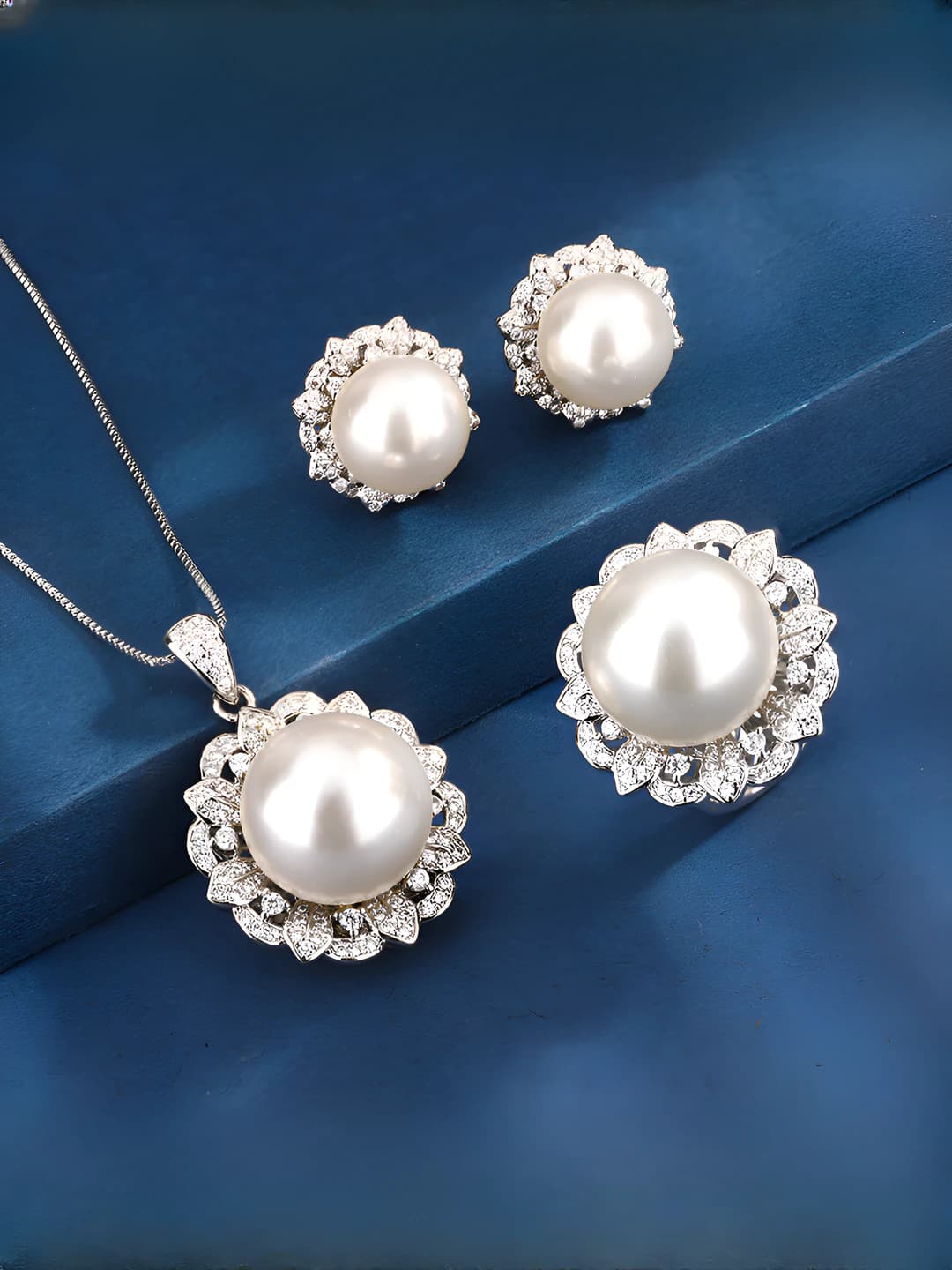 Women's set in Korean style: metal, artificial white pearls and rhinestones