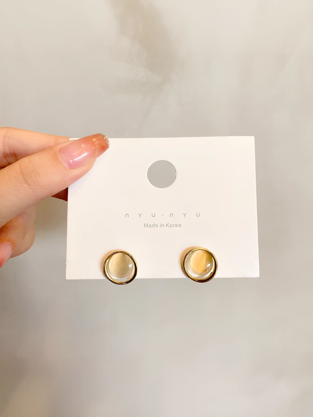 Cat's eye stone stud
