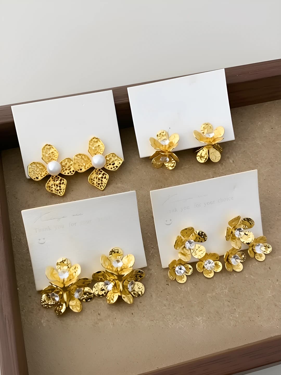 Women's gold flower stud earrings set in light luxury style