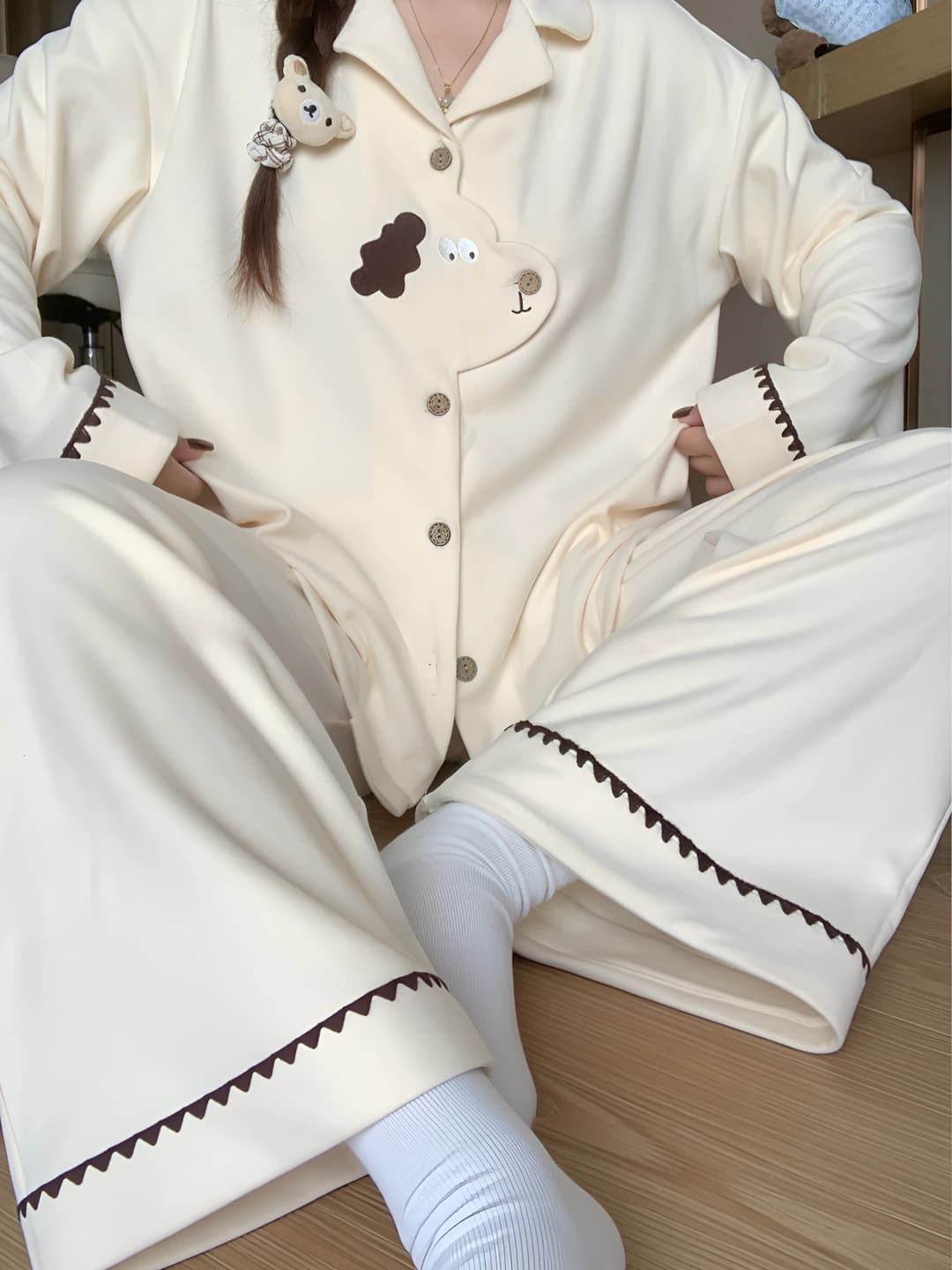 Ayollar uchun 2026 kuz-qish mavsumi uchun yupqa, uzun yengli, uzun shimli, qaytarma yoqali, tugma yig'ishli, uy kiyimi sifatida ham kiyiladigan shirin uslubdagi karikatura pijama to'plami
