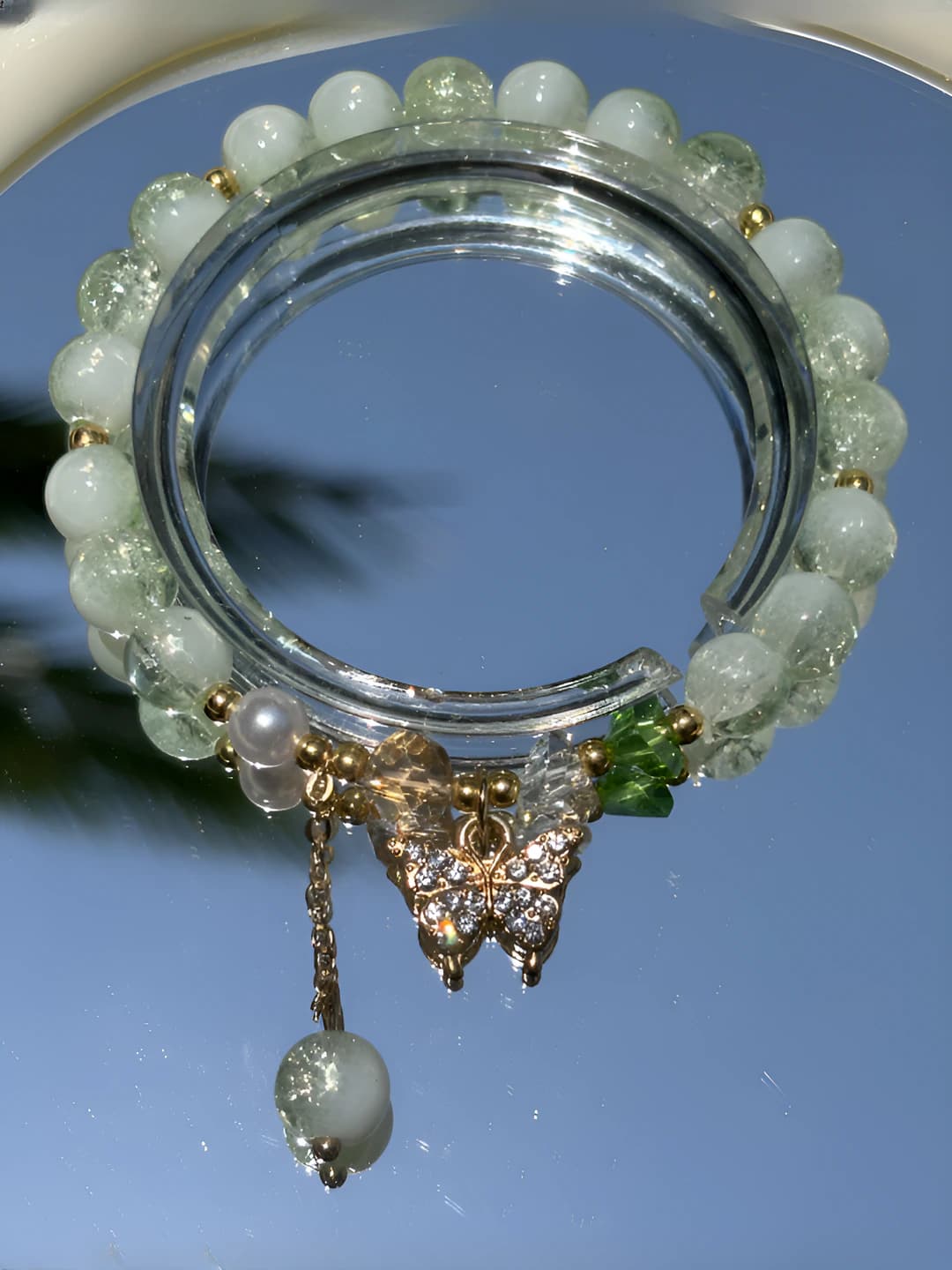 Зелёный, золотая бабочка