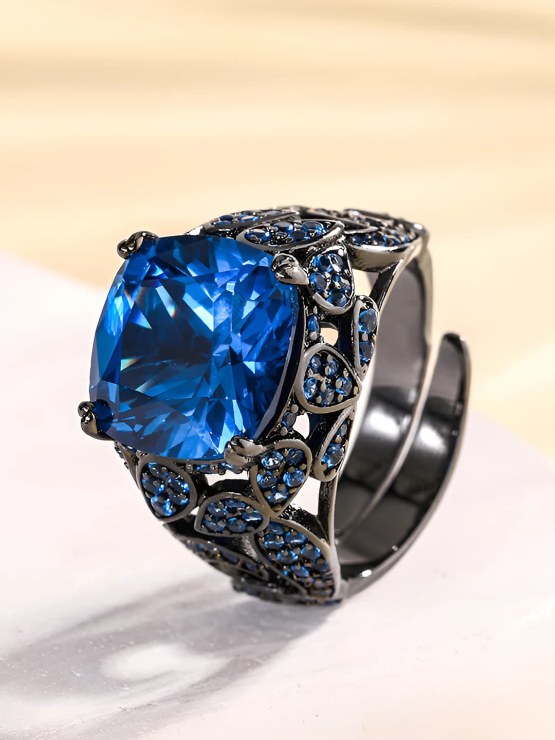 Qora-oltin-ko'k spinel halqa