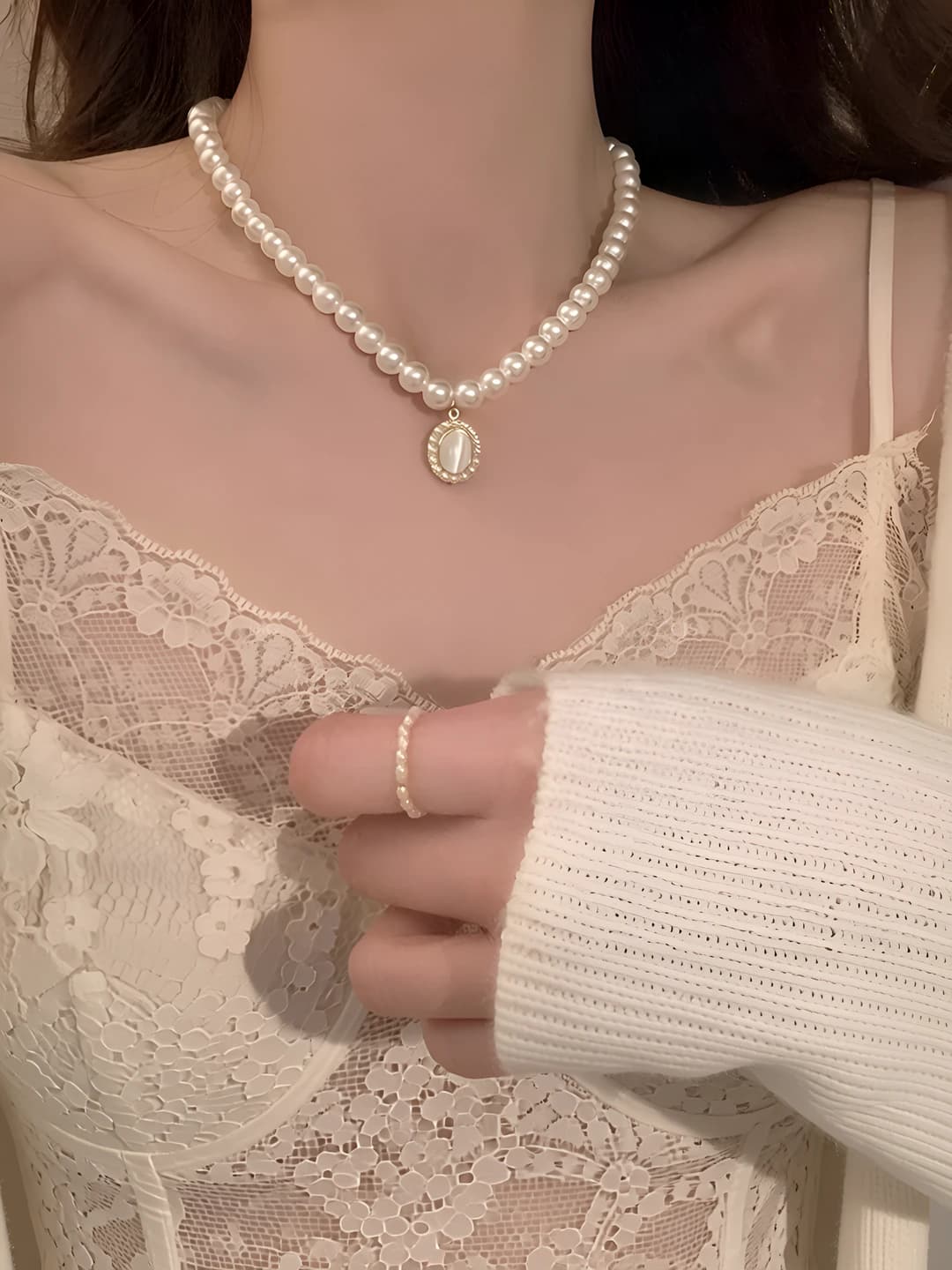 Ayollar uchun retro uslubdagi fransuzcha uslubdagi imitatsiya perla va perla moychasi bo'g'ich zanjiri