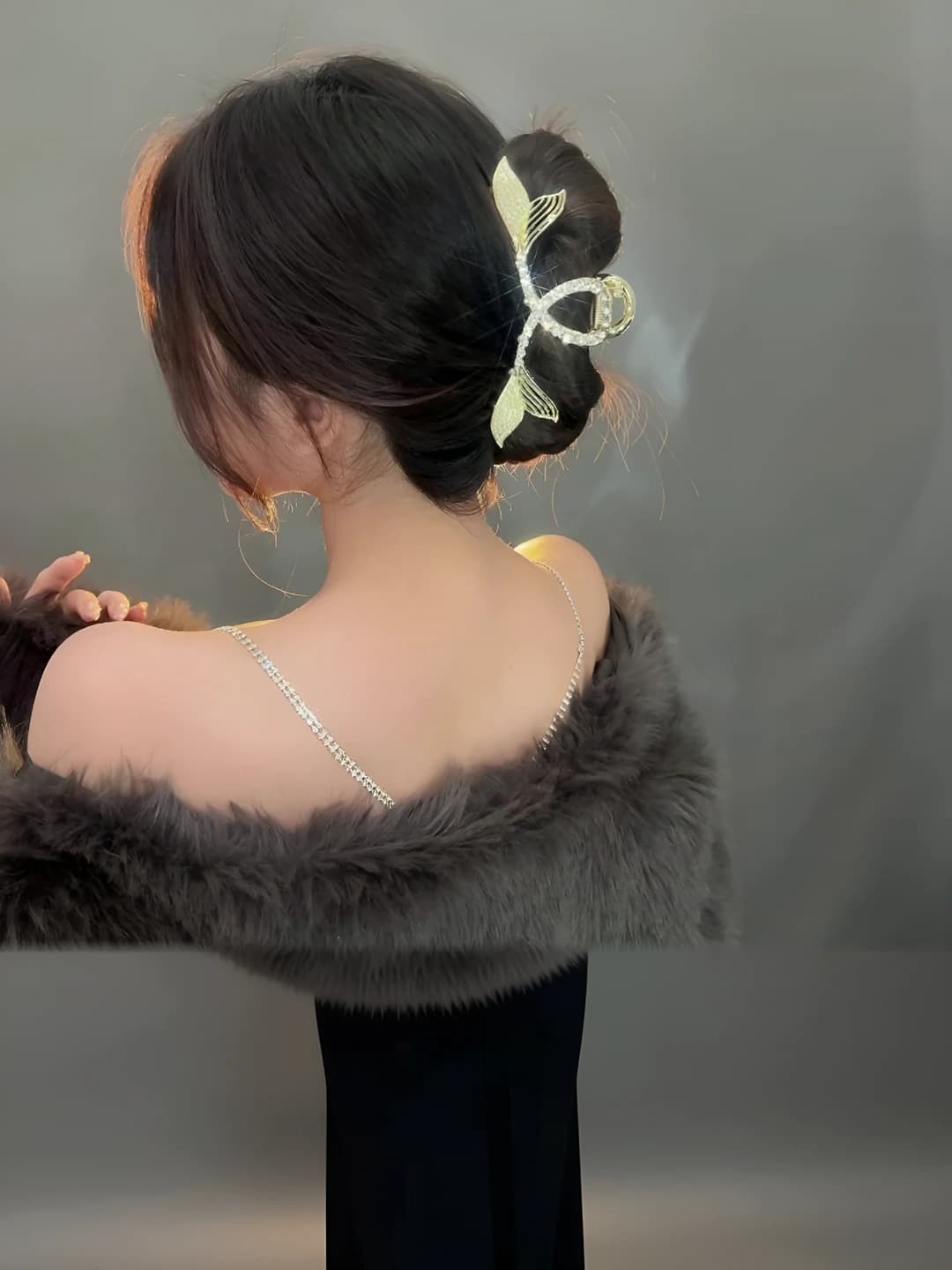 Women's summer hair clip with pearl and fish tail design element