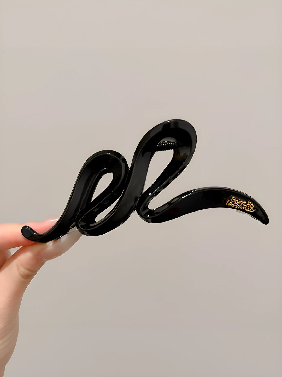 Glossy black wavy gold logo letter clip approx 13.5 cm