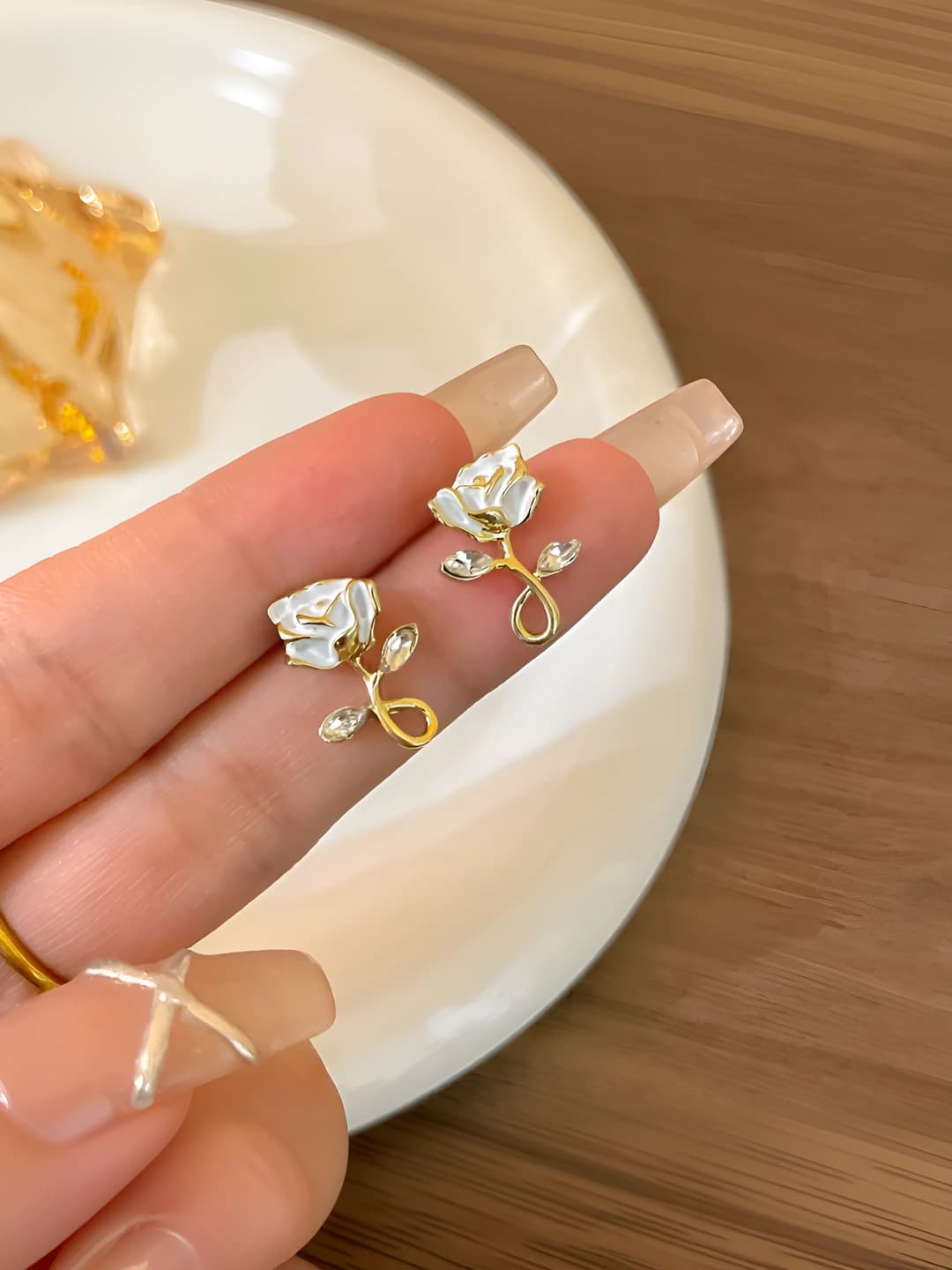 White rose earrings, gold