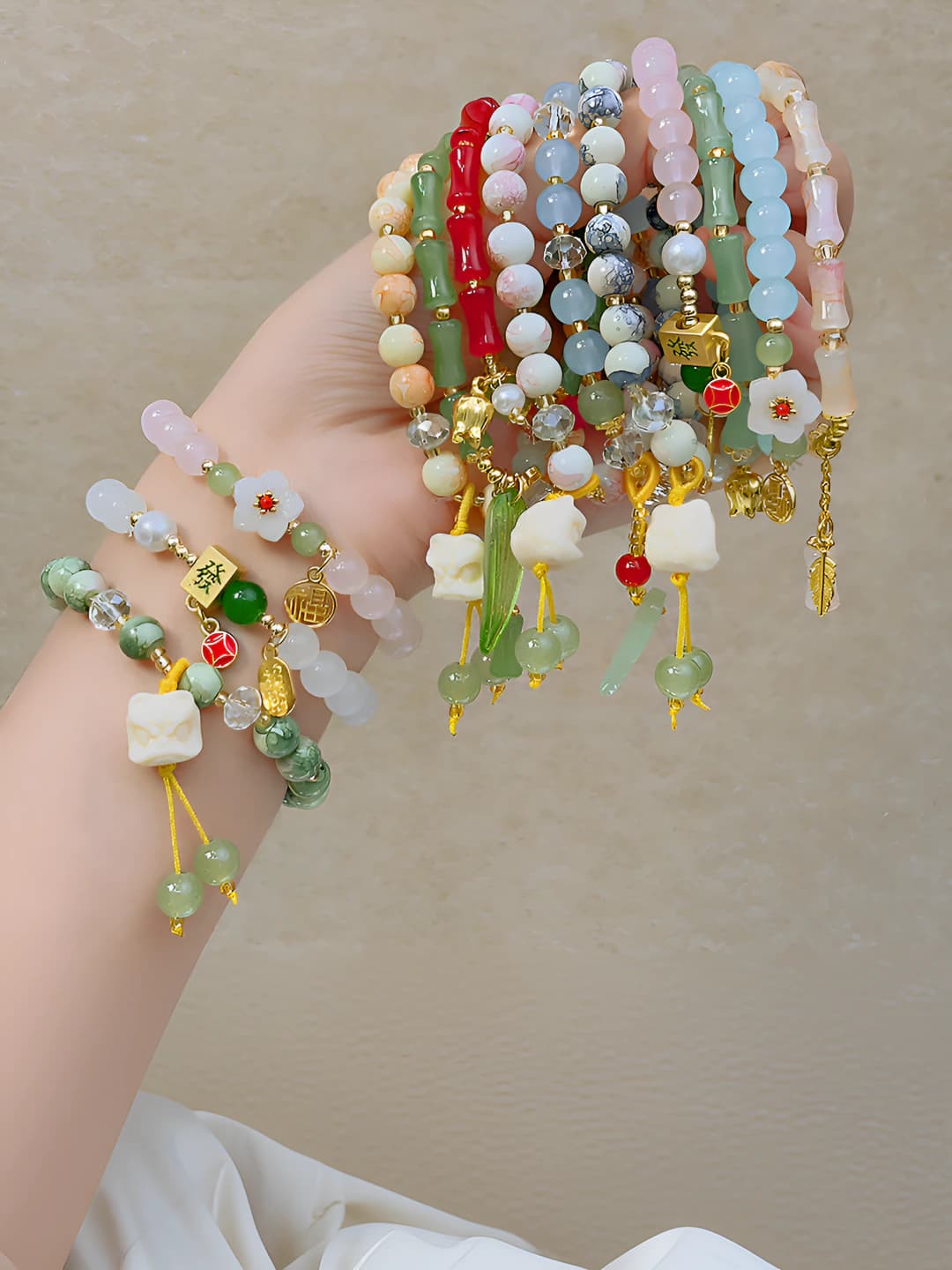 Women's summer glass beaded bracelet with floral design, sweet style, handmade