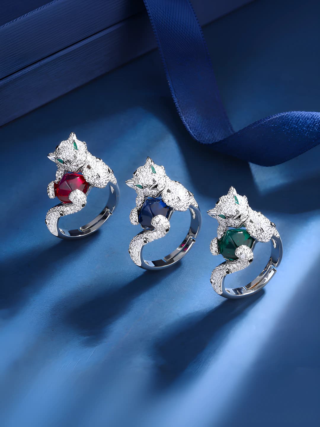 Ayollar uchun metall asosli oltin qoplamali, 8*8 mm asosiy toshli, geometrik shakldagi, to'liq toshlangan halqa