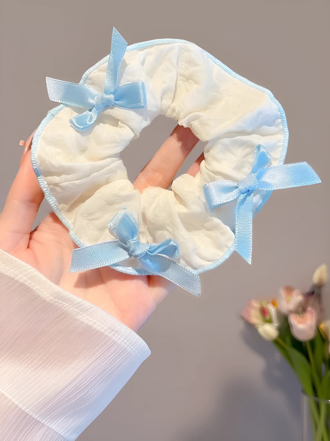 Blue-white bow, white 10 cm