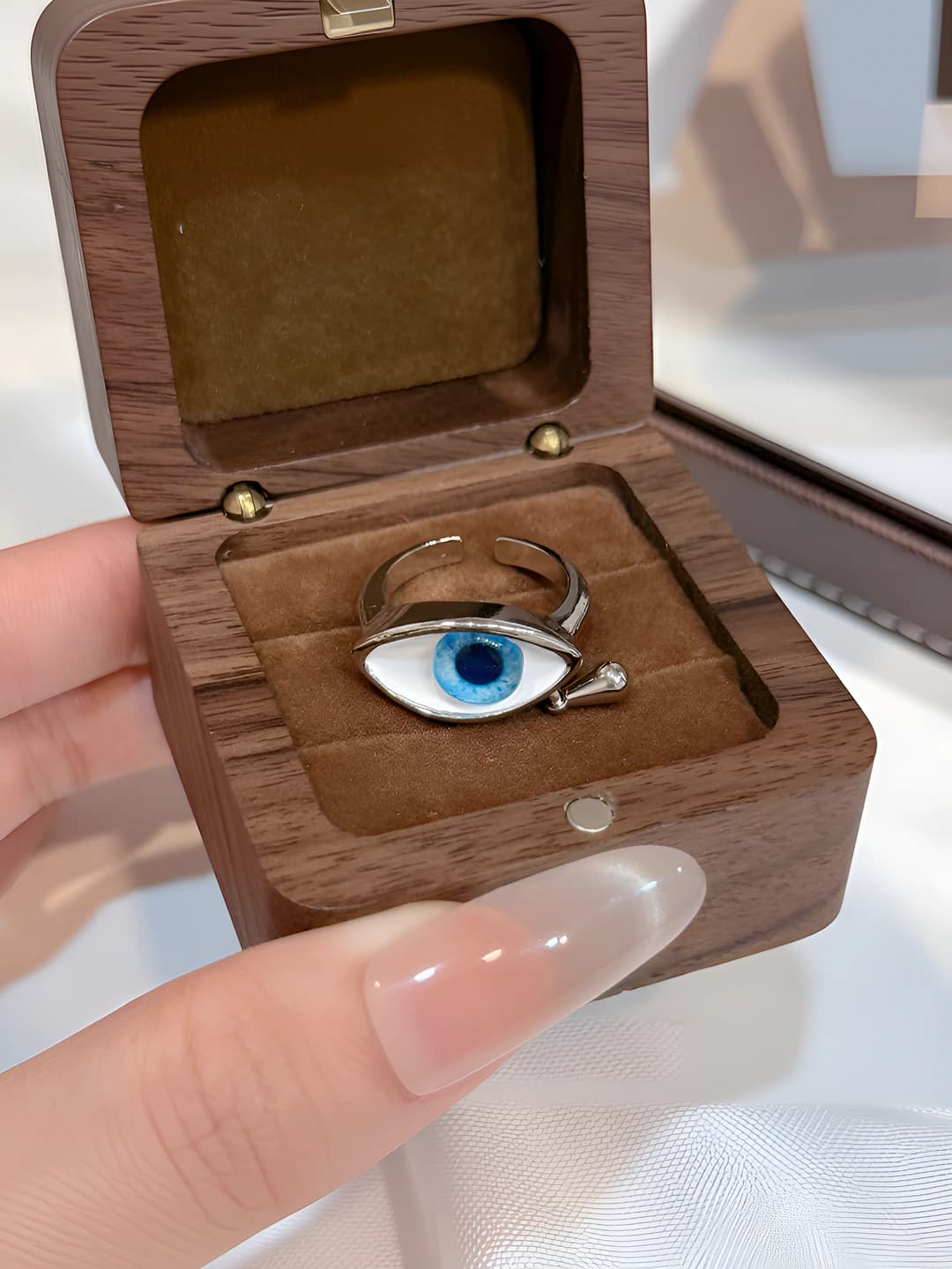 Blue pupil ring