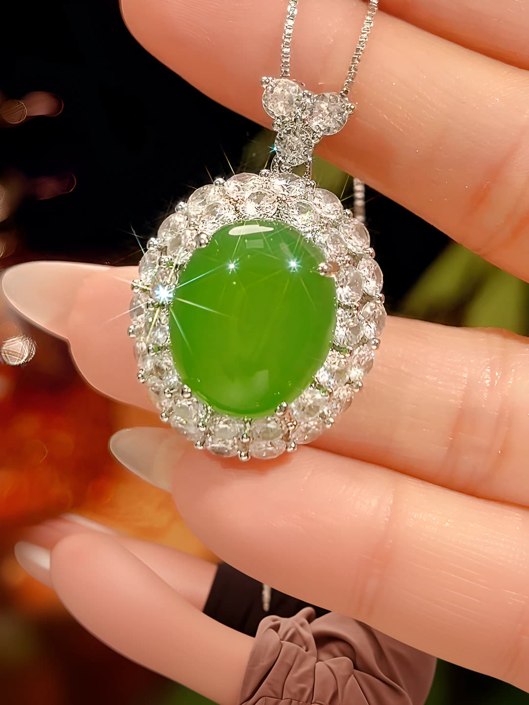 Chrysoprase pendant with box chain
