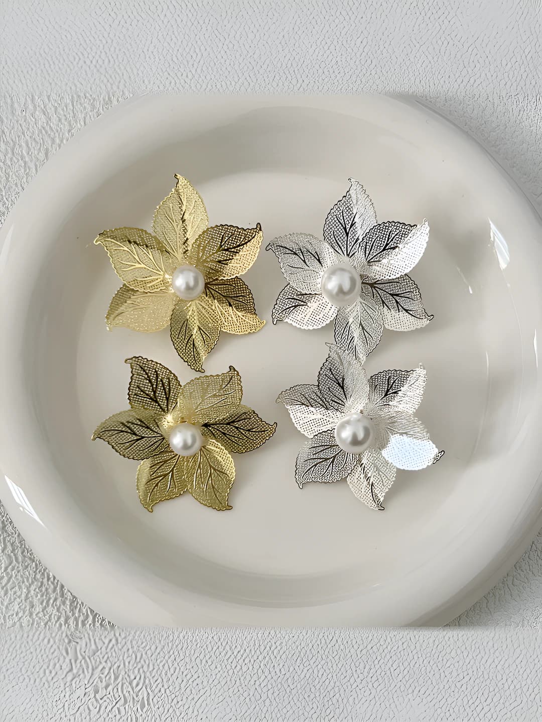 Women's earrings with 925 silver post, made of copper, electroplated, with hollow flowers and pearls, in a metallic style