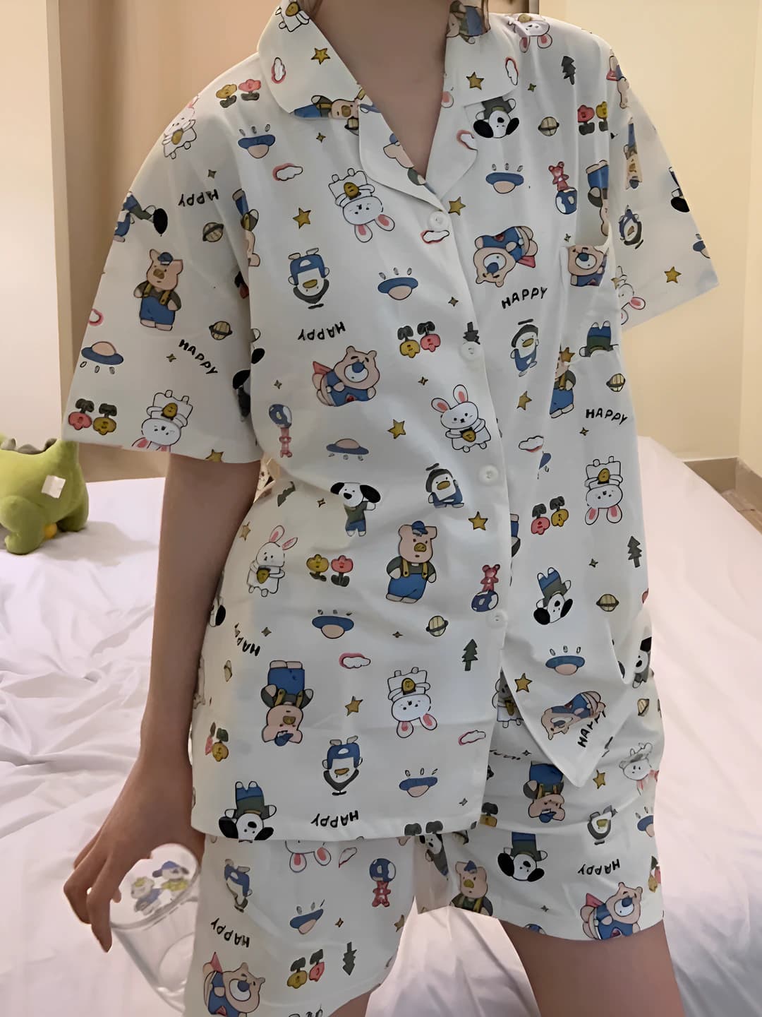 Ayollar uchun yozgi pijama to'plami: yupqa polyester mato, qaytarma yoqa, kalta yeng va shorti, uy kiyimi