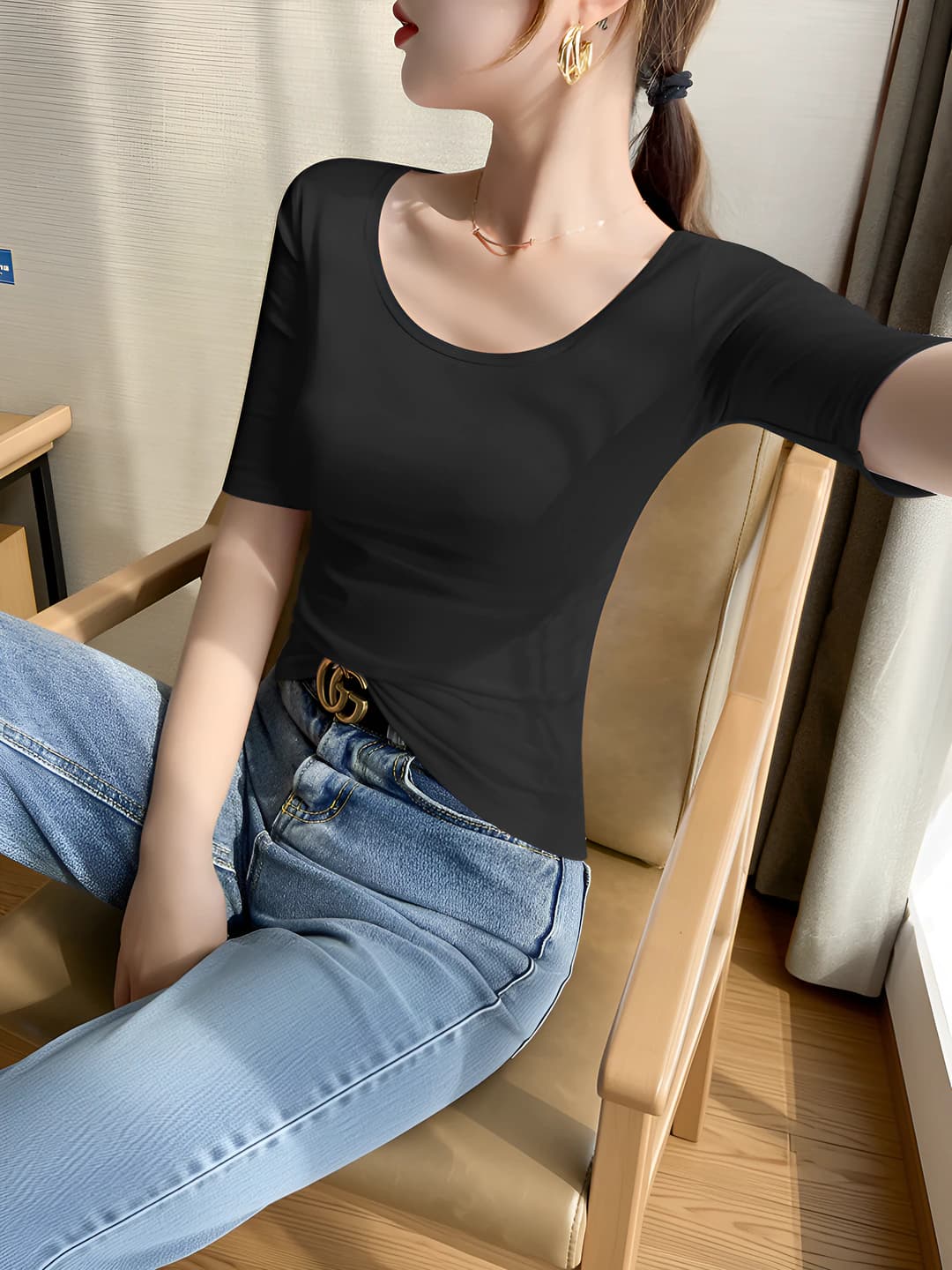 Black, regular crew neck