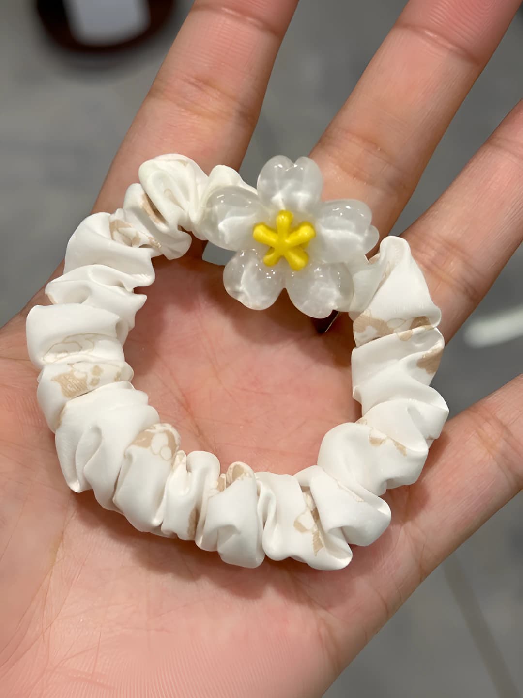 7# Sakura bubble hair tie - white *diameter ~6 cm - fabric+acrylic