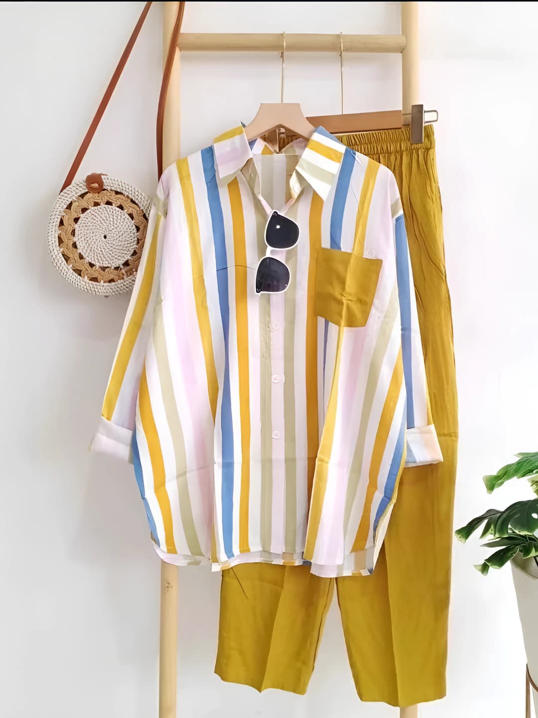 Ayollar uchun katta o'lcham, bo'sh (oversize) nozik ko'rsatadigan chiziqli ko'ylak-shirt va uzun shim to'plami, polyester, kuz