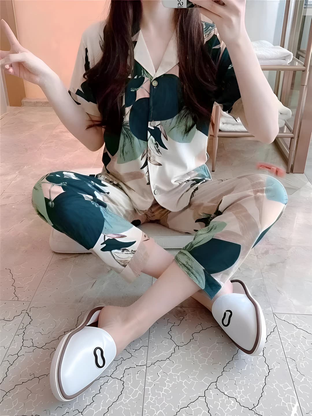 Ayollar uchun bahor-yozgi yupqa mato pijama to'plami: qaytarma yoqa, yarim yeng, uzun shim, bo'sh (oversize) va katta o'lcham
