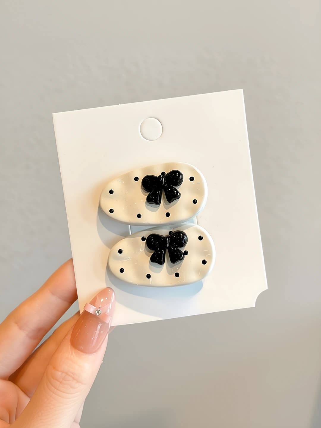 White clip, black bow 4 cm