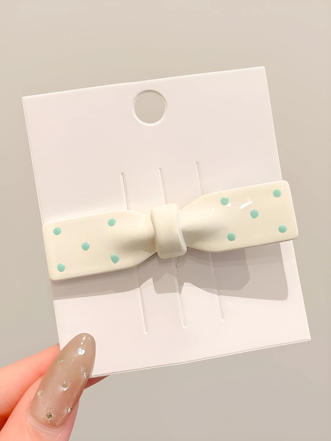 1# Beige bow, oval, ~6.5 cm