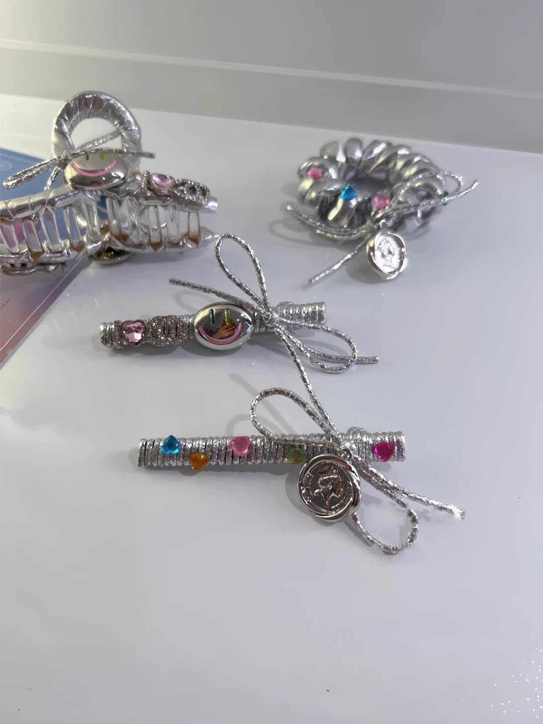 Ayollar uchun retro uslubdagi barmoq shaklidagi soch qisqich, birlashgan metalldan, elektroplating ishlov berilgan, tasma elementli, shirin va qiziqarli dizayn
