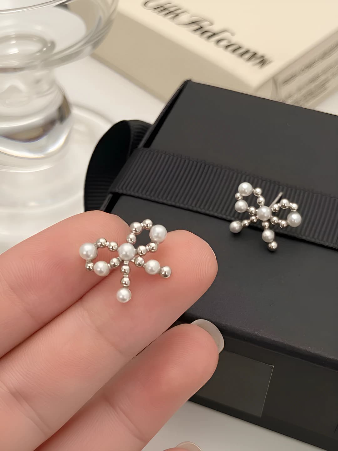 Women's Korean style metal ribbon and pearl earrings