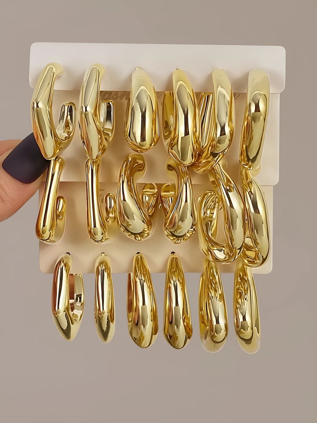 Women's set of geometric C-shaped resin hoop earrings