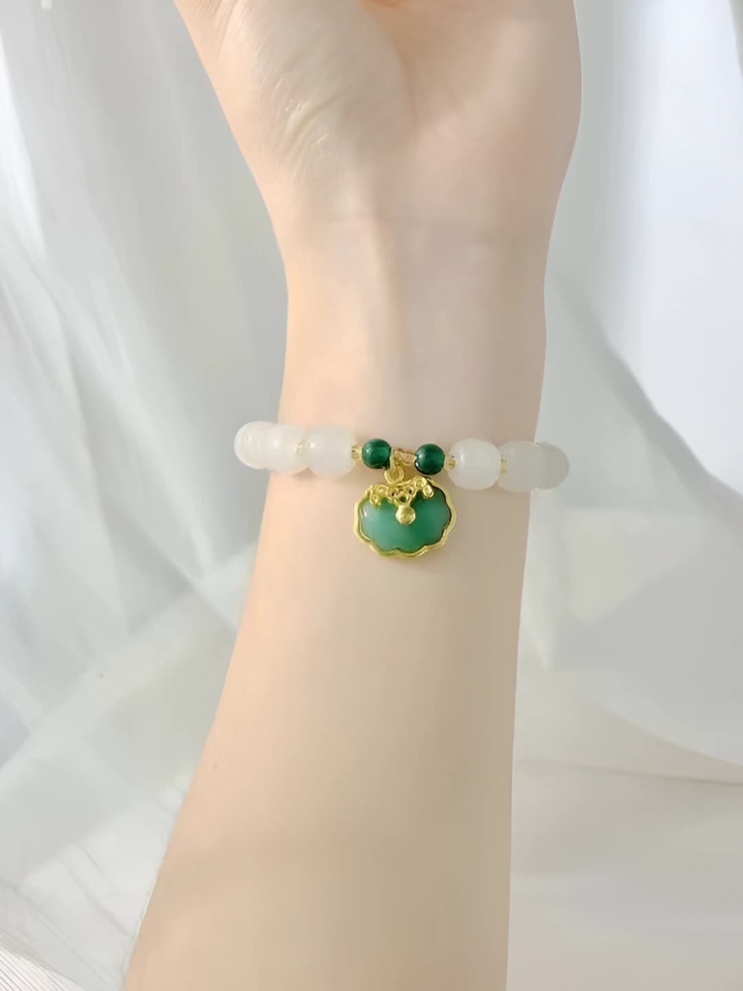 Белый jade зелёные бусины зелёный замок