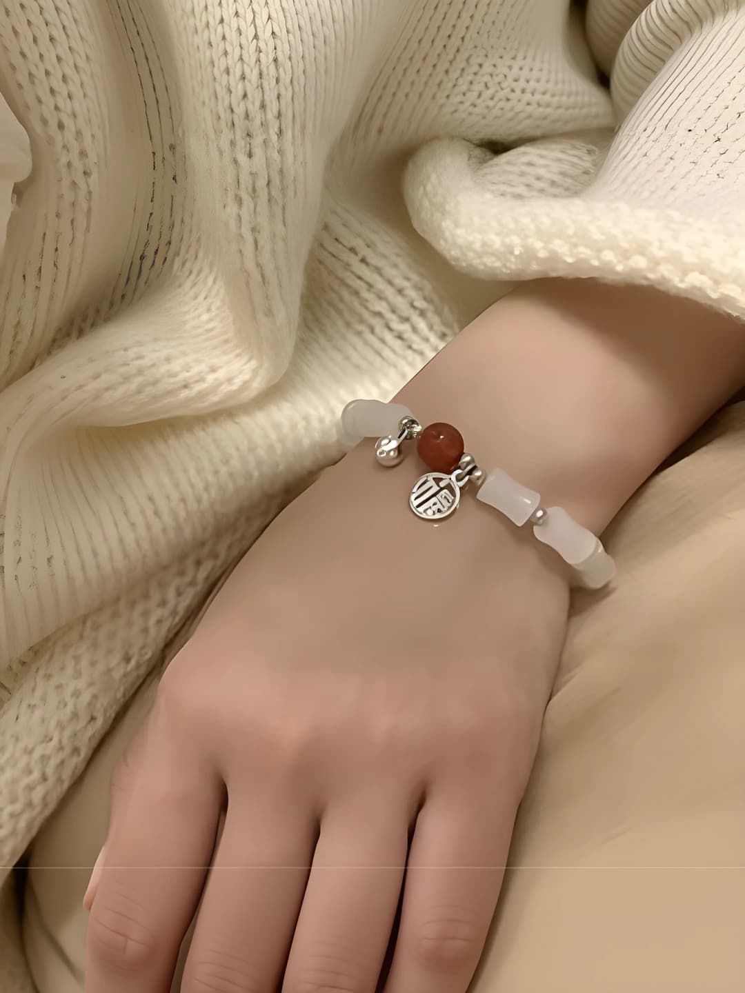 Белый бамбук, удача, красные бусины