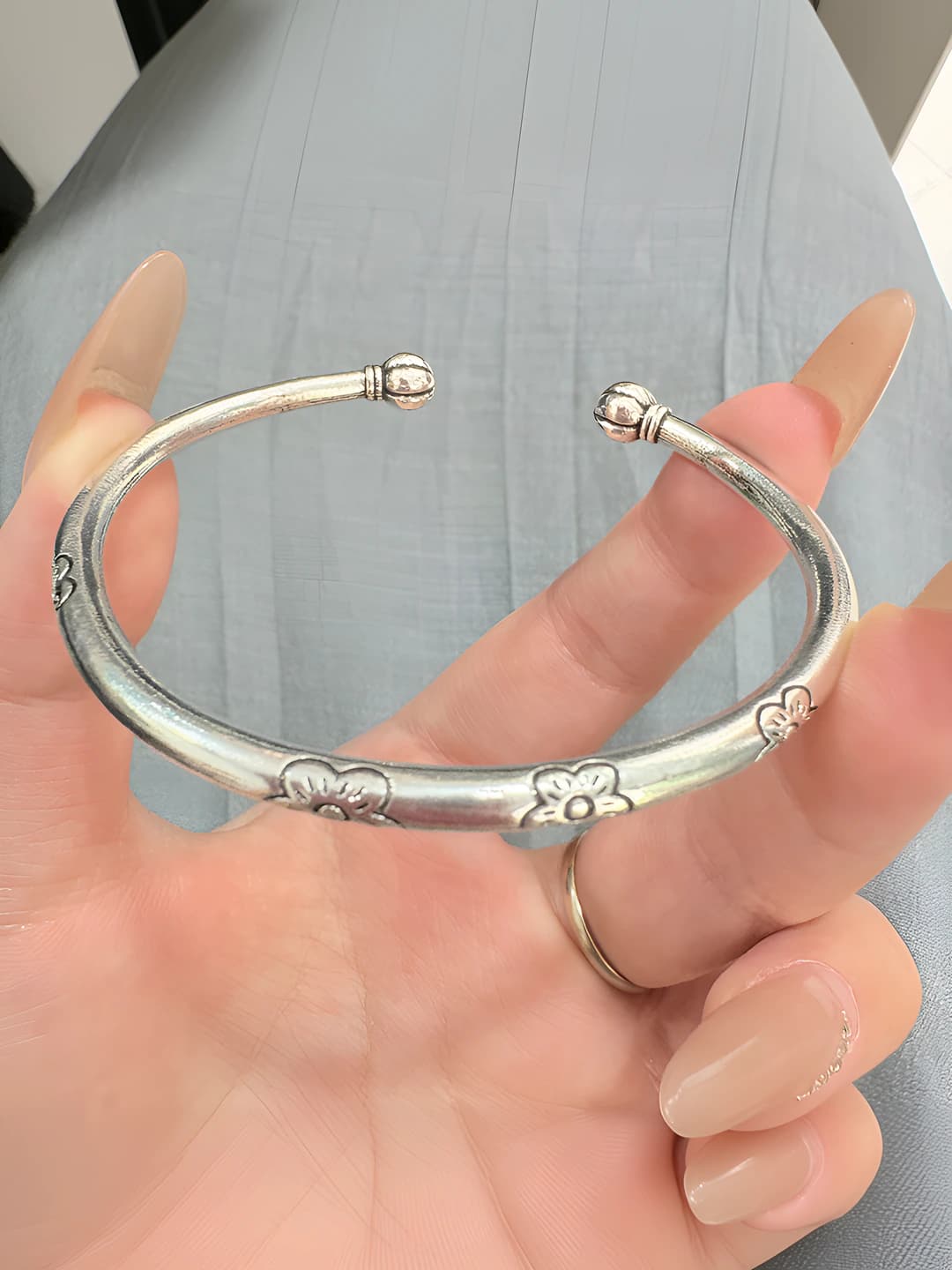 Women's zinc alloy bracelet with floral pattern and frog figure in Chinese style