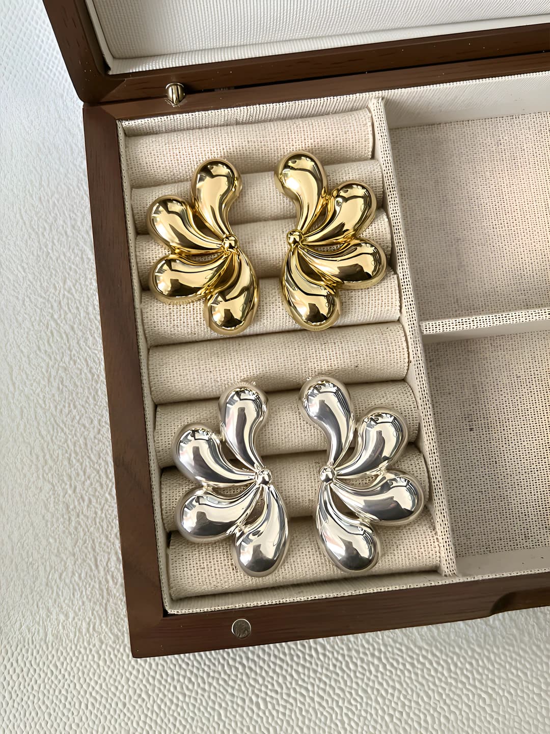 Women's geometric teardrop stud earrings