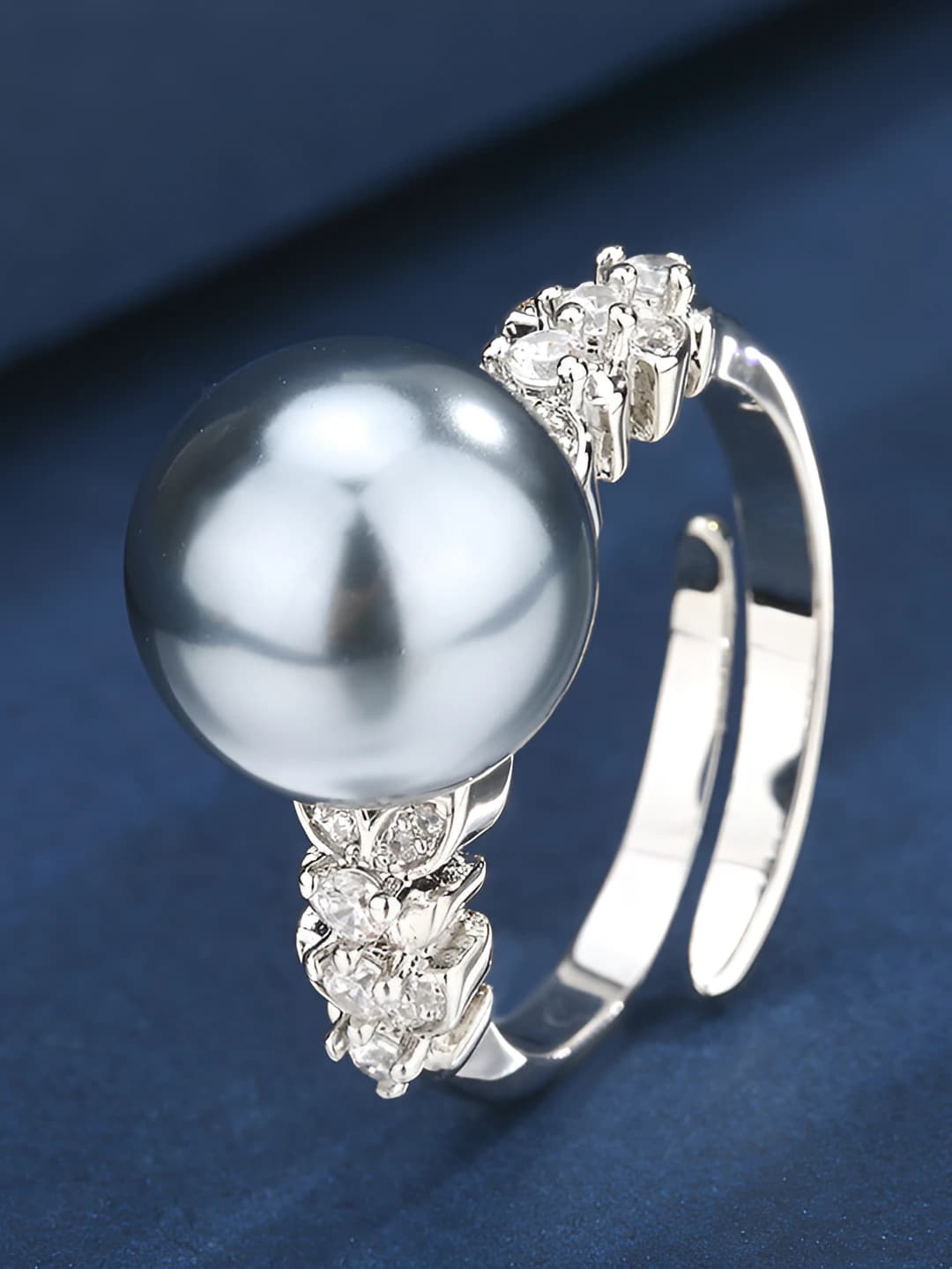 White gold, grey pearl